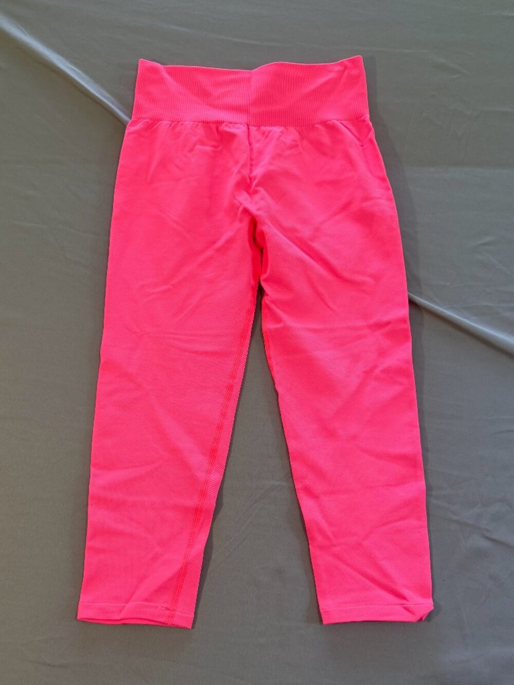 OQQ Women's Capri Leggings Hot Pink Size Medium New (flaw 1 Spot On Back-waist)